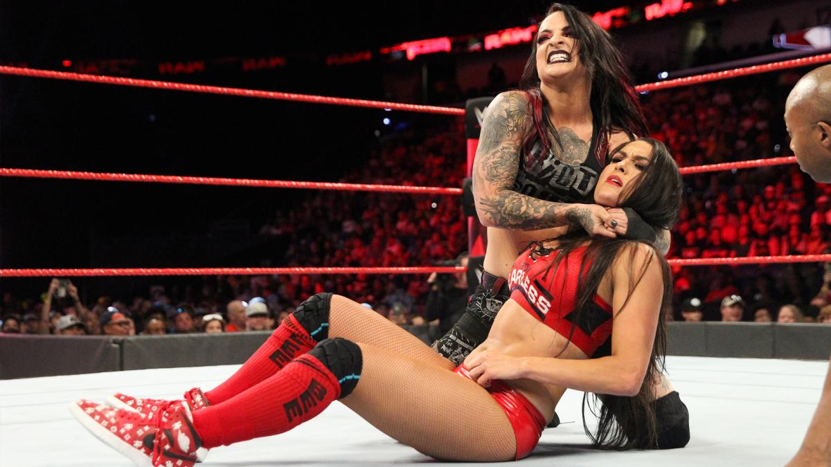 نيكي بيلا تهزم روبي رايوت في راو - 10 سبتمبر 2018 | WWE