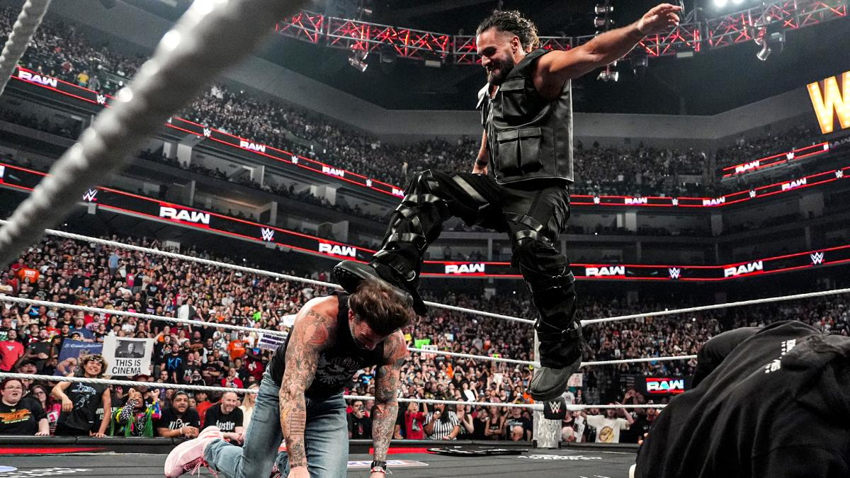 سيث رولينز يعتدي على بانك و رومان - راو 14 أبريل 2025 | WWE