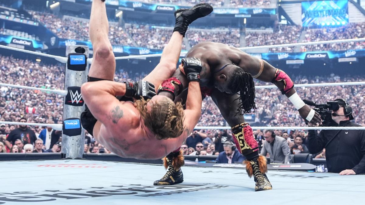 فيديو ريسلمانيا ٤٢: بروك ليسنر ضد أوبا فيمي | WWE